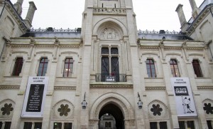 Hôtel de ville - Hommage Charlie Hebdo - bâche FIBD